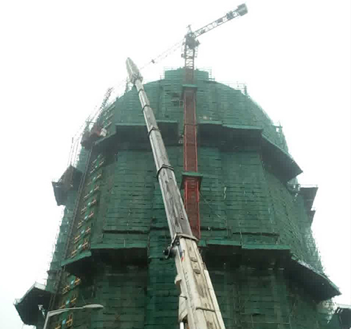恭城吊车在工地上作业